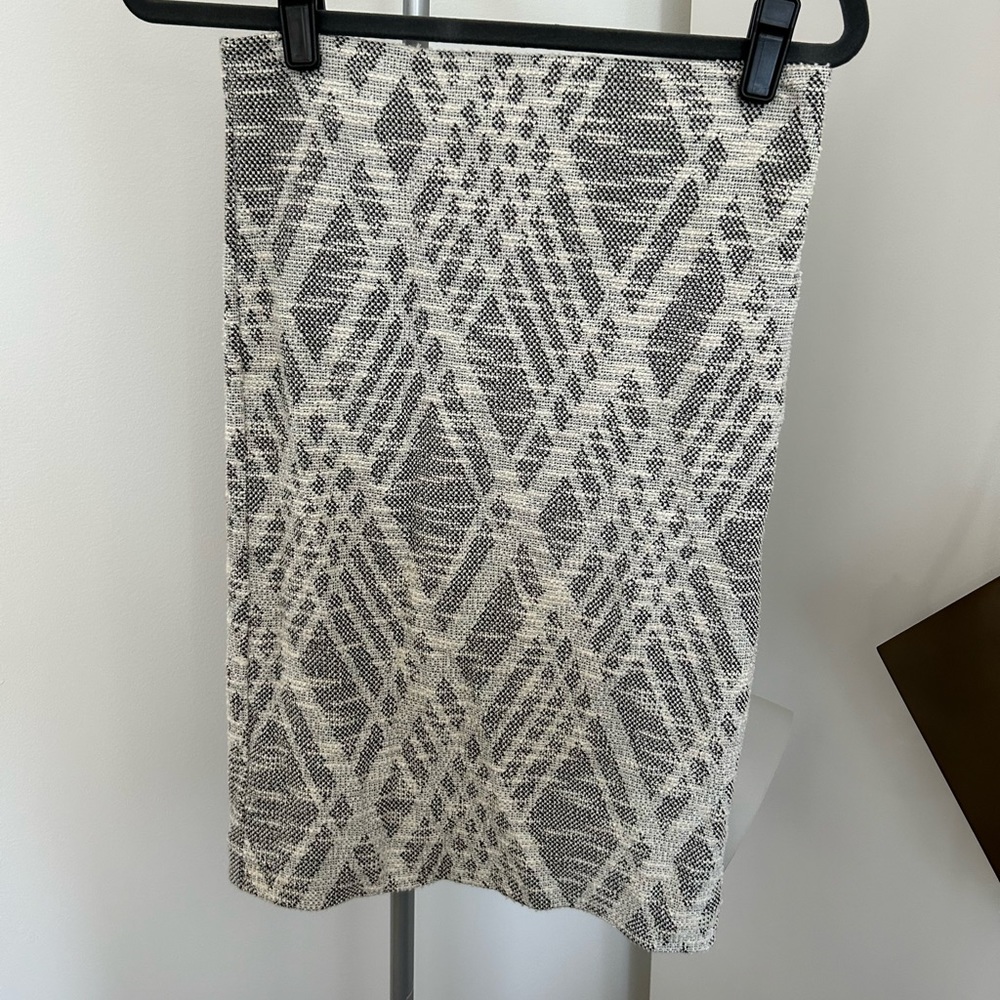 Ann Taylor white/ black fully lined stretchy skirt